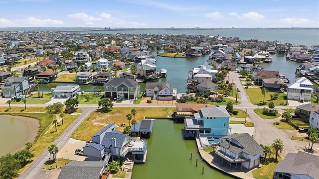 208 Coconut Street, Tiki Island, TX 77554