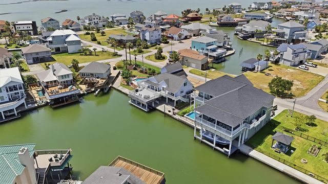 208 Coconut Street, Tiki Island, TX 77554