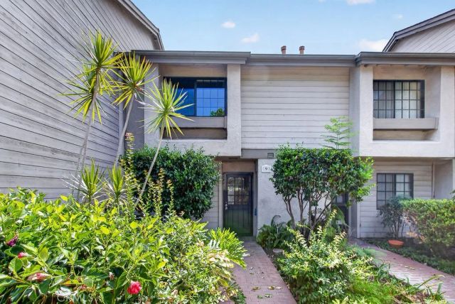 2220 E Chapman 9, Fullerton, CA 92831