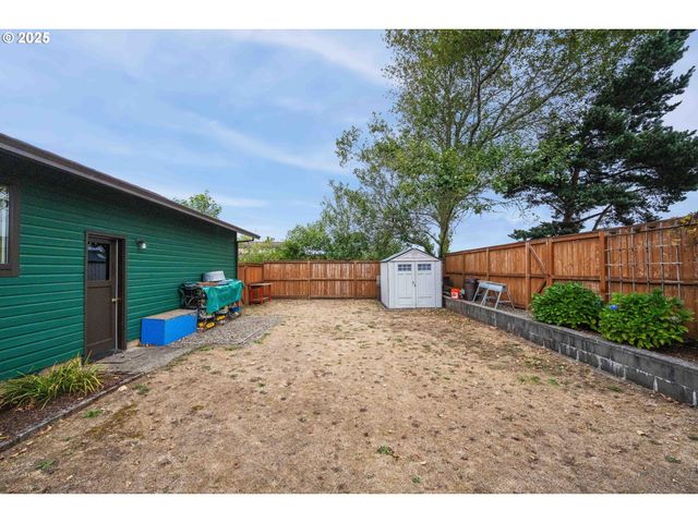 1915 ARTHUR St, North Bend, OR 97459