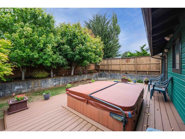 1915 ARTHUR St, North Bend, OR 97459