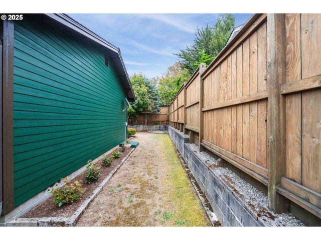 1915 ARTHUR St, North Bend, OR 97459