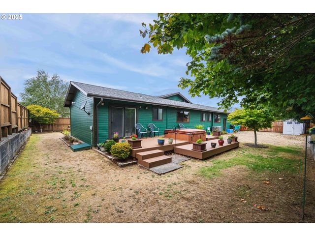 1915 ARTHUR St, North Bend, OR 97459