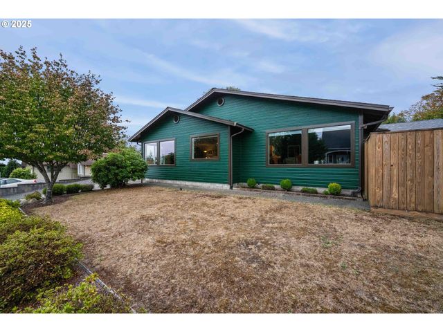 1915 ARTHUR St, North Bend, OR 97459