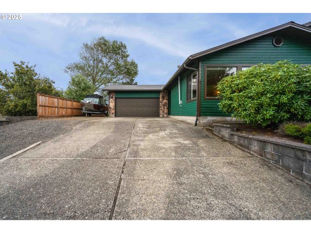 1915 ARTHUR St, North Bend, OR 97459