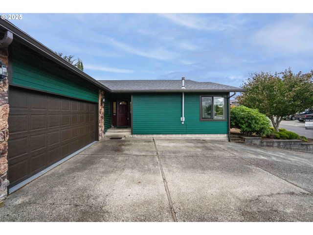 1915 ARTHUR St, North Bend, OR 97459