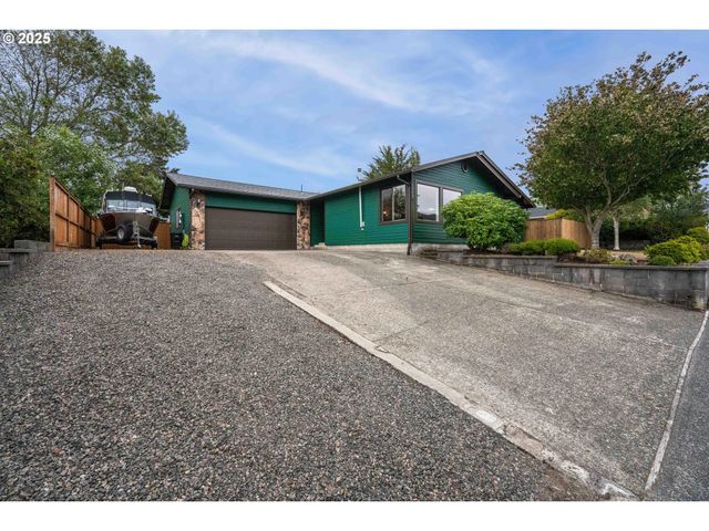 1915 ARTHUR St, North Bend, OR 97459