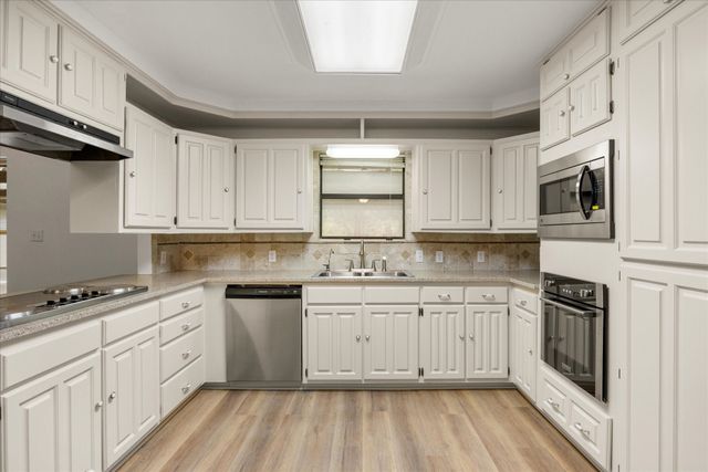 417 Sky Harbour Court, Granbury, TX 76049