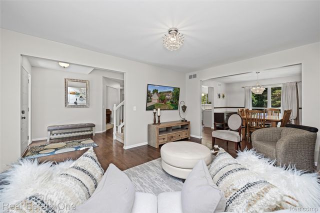 7570 Greenway Lane, West Bloomfield Charter Township, MI 48324