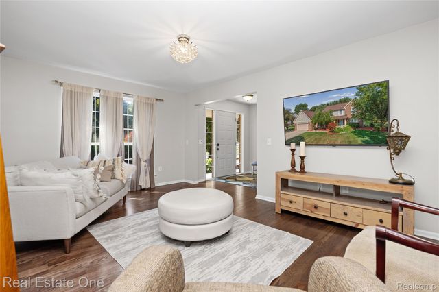 7570 Greenway Lane, West Bloomfield Charter Township, MI 48324