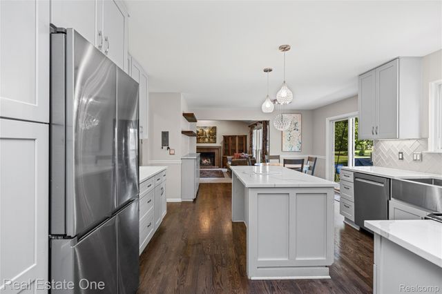 7570 Greenway Lane, West Bloomfield Charter Township, MI 48324