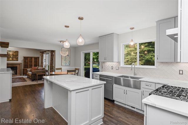 7570 Greenway Lane, West Bloomfield Charter Township, MI 48324