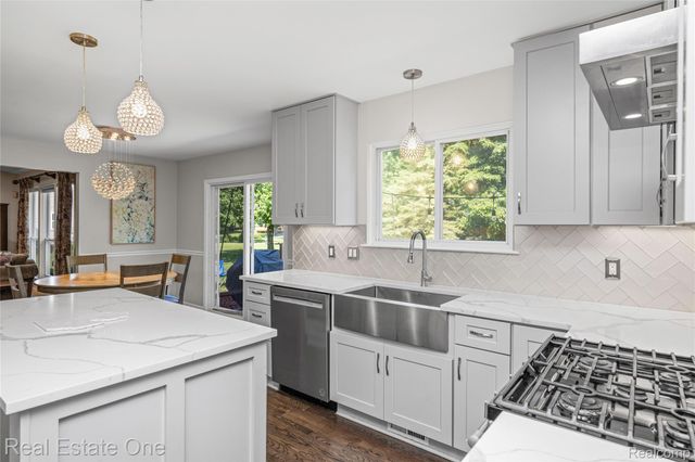 7570 Greenway Lane, West Bloomfield Charter Township, MI 48324