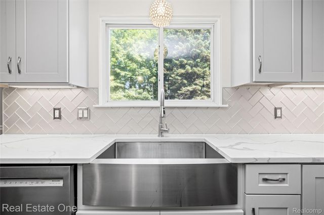 7570 Greenway Lane, West Bloomfield Charter Township, MI 48324