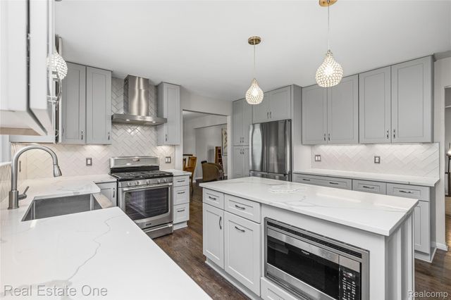 7570 Greenway Lane, West Bloomfield Charter Township, MI 48324