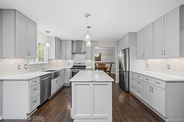 7570 Greenway Lane, West Bloomfield Charter Township, MI 48324