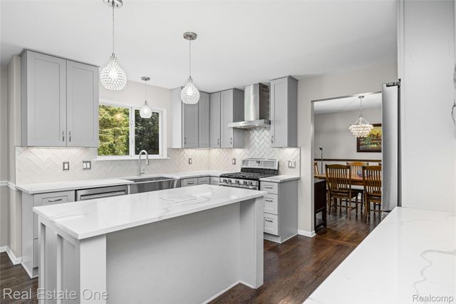 7570 Greenway Lane, West Bloomfield Charter Township, MI 48324