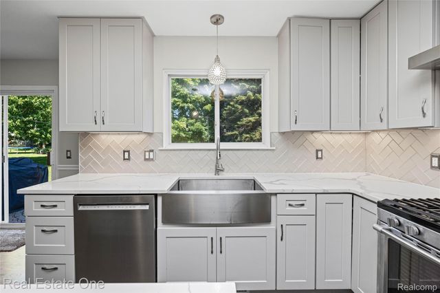 7570 Greenway Lane, West Bloomfield Charter Township, MI 48324