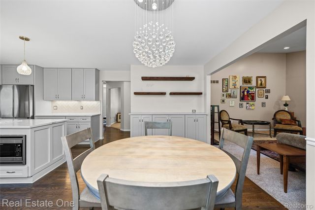 7570 Greenway Lane, West Bloomfield Charter Township, MI 48324