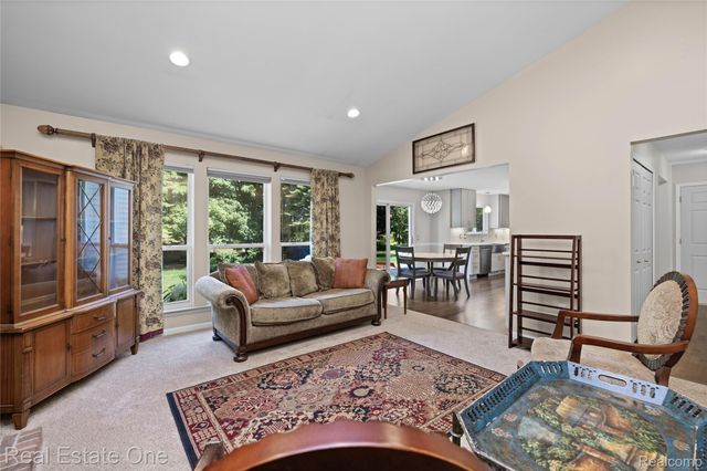 7570 Greenway Lane, West Bloomfield Charter Township, MI 48324