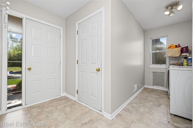 7570 Greenway Lane, West Bloomfield Charter Township, MI 48324