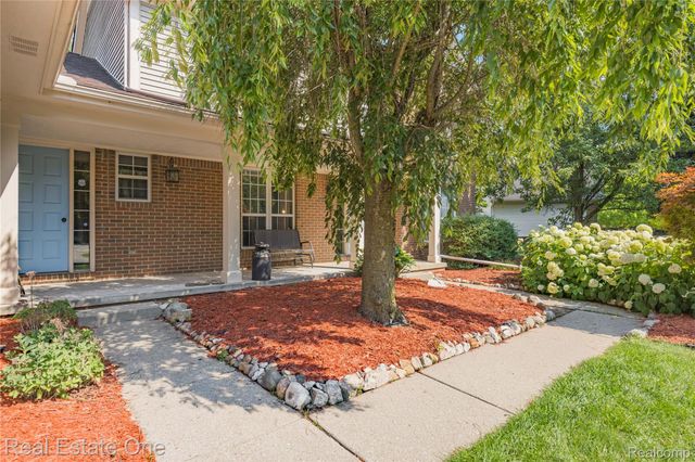 7570 Greenway Lane, West Bloomfield Charter Township, MI 48324