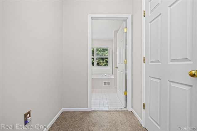 7570 Greenway Lane, West Bloomfield Charter Township, MI 48324