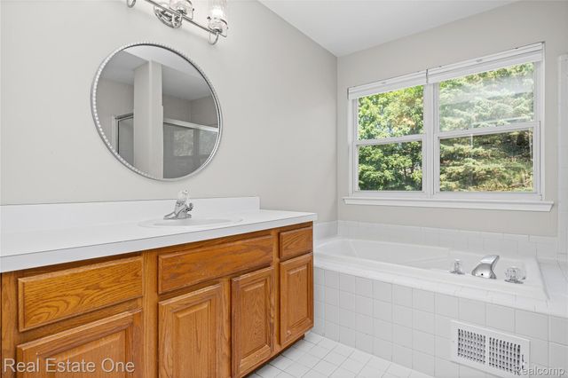 7570 Greenway Lane, West Bloomfield Charter Township, MI 48324