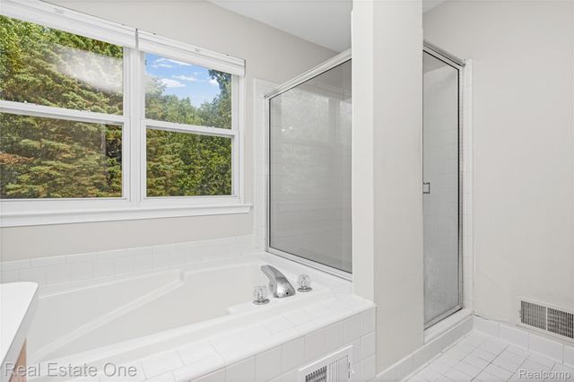 7570 Greenway Lane, West Bloomfield Charter Township, MI 48324