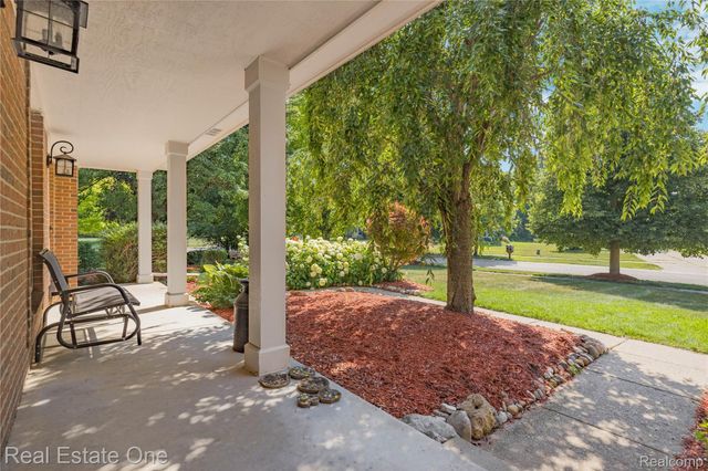 7570 Greenway Lane, West Bloomfield Charter Township, MI 48324