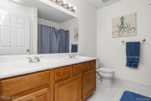7570 Greenway Lane, West Bloomfield Charter Township, MI 48324