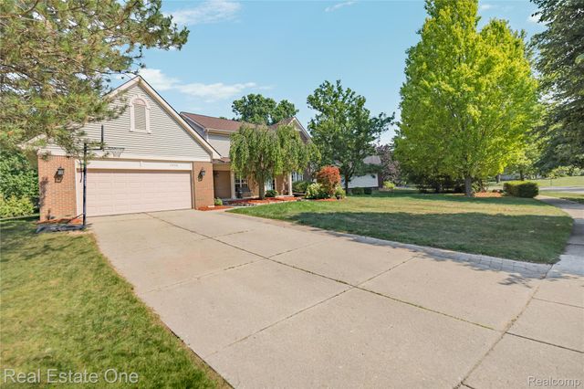 7570 Greenway Lane, West Bloomfield Charter Township, MI 48324