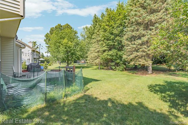 7570 Greenway Lane, West Bloomfield Charter Township, MI 48324