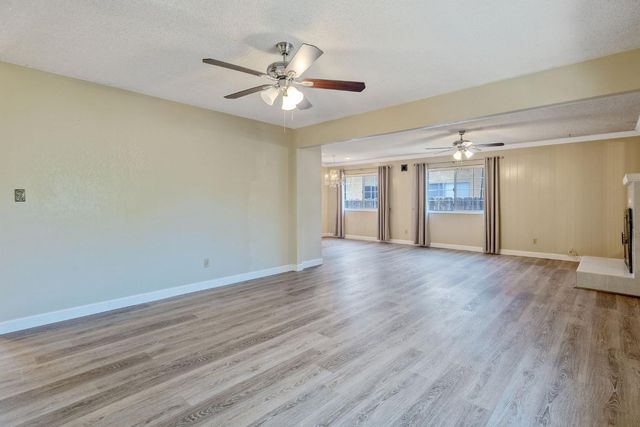 4909 E Fillmore Avenue S, Fresno, CA 93727