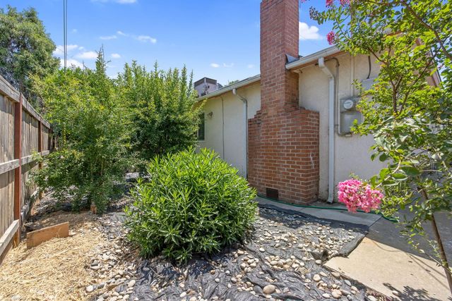 4909 E Fillmore Avenue S, Fresno, CA 93727