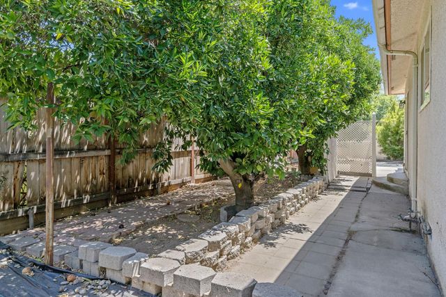 4909 E Fillmore Avenue S, Fresno, CA 93727