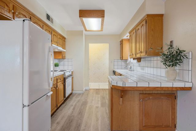 4909 E Fillmore Avenue S, Fresno, CA 93727