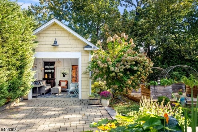 25 Ridgewood Ter, Maplewood Twp., NJ 07040