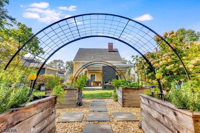 25 Ridgewood Ter, Maplewood Twp., NJ 07040