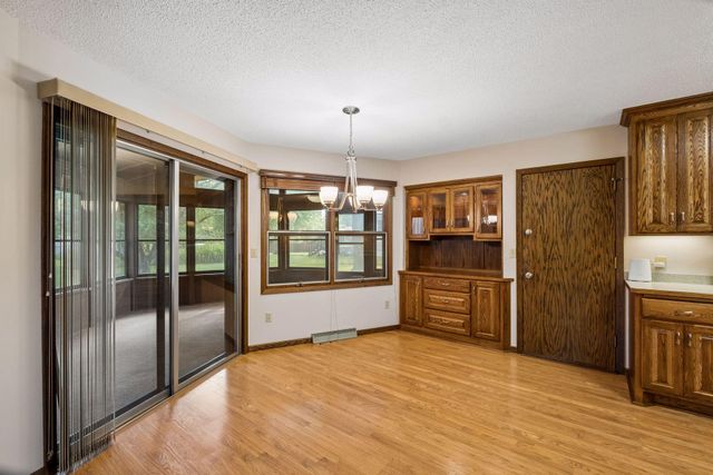 1062 Crestview Drive S, Maplewood, MN 55119