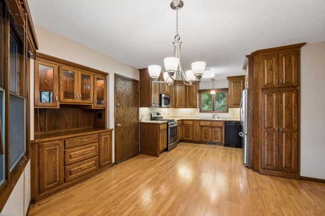 1062 Crestview Drive S, Maplewood, MN 55119