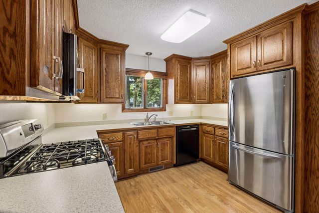 1062 Crestview Drive S, Maplewood, MN 55119