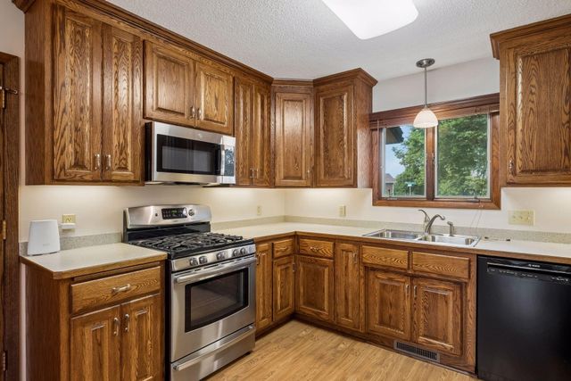 1062 Crestview Drive S, Maplewood, MN 55119