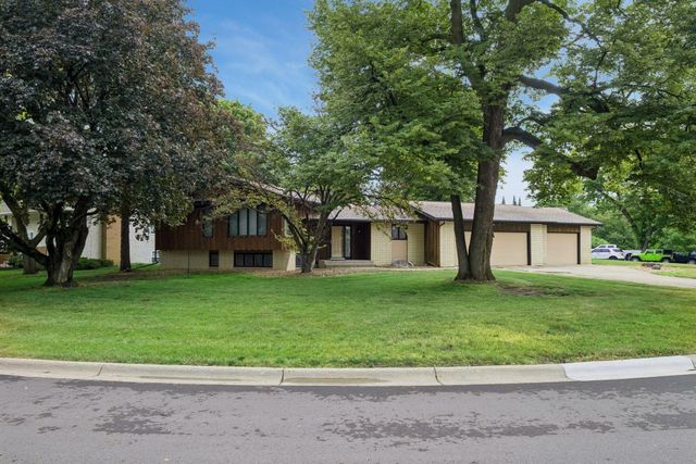 1062 Crestview Drive S, Maplewood, MN 55119