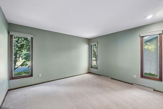 1062 Crestview Drive S, Maplewood, MN 55119