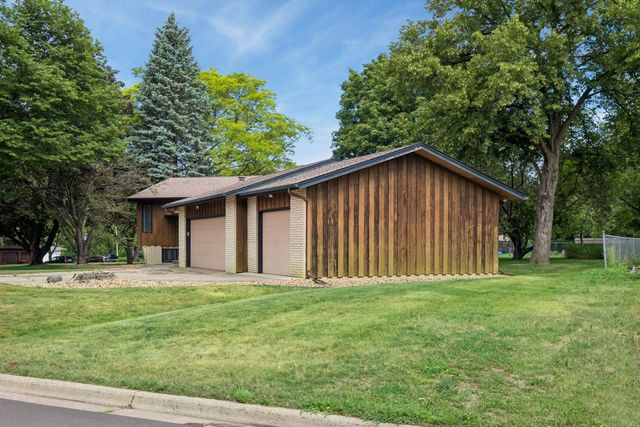 1062 Crestview Drive S, Maplewood, MN 55119