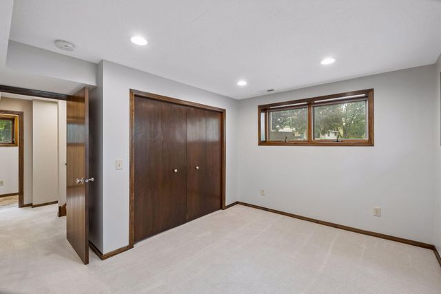 1062 Crestview Drive S, Maplewood, MN 55119