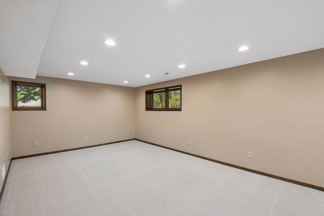 1062 Crestview Drive S, Maplewood, MN 55119