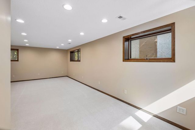 1062 Crestview Drive S, Maplewood, MN 55119