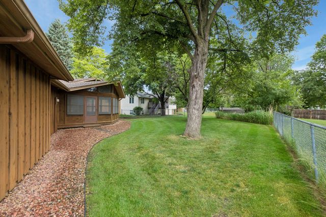 1062 Crestview Drive S, Maplewood, MN 55119